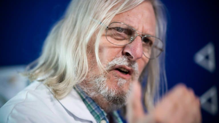 Didier Raoult aurait préféré une "recommandation" du masque en entreprise plutôt qu'une "obligation"
bfmtv.com/sante/didier-r…