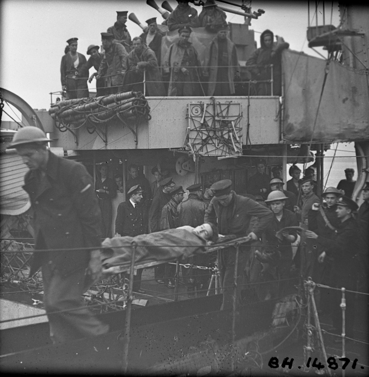 Landing of Canadian troops wounded at Dieppe, England. 19 August 1942. LAC MIKAN: 3396537.