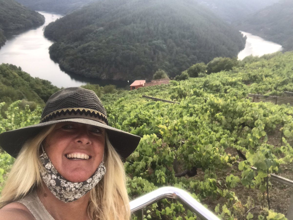 martaguima's tweet photo. Cuando estás aquí arriba, la realidad supera la ficción:
“Todo esto te daré”... 
#RibeiraSacra #OCaboDoMundo https://t.co/XinAJ3HrtQ