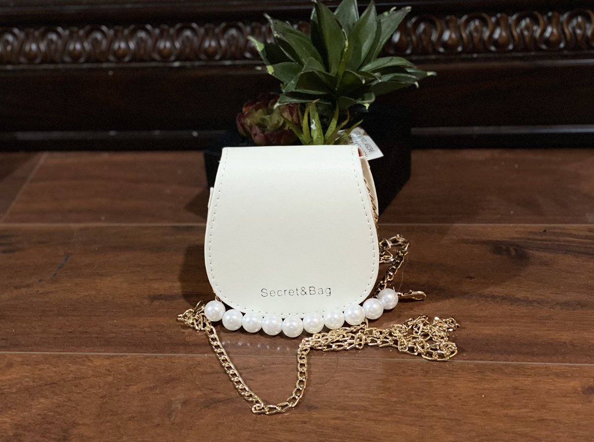 esibelaa's tweet photo. TINY BAG 👜

Variation
⚪️ White
🟡 Yellow

Puwede magchange color because of the camera 🥰 https://t.co/bxzt95ITKB