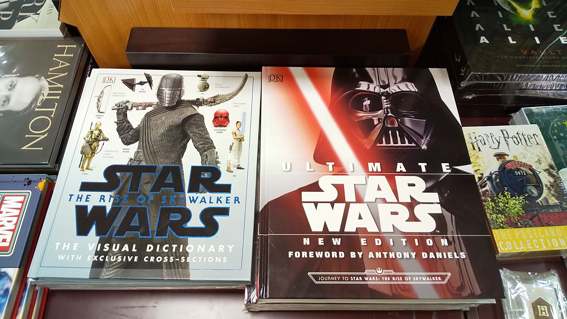 洋書専門店 Books Kinokuniya Tokyo Ar Twitter 8 23 洋書サマーセール スターウォーズ の本も オフセール対象です 小説や図鑑 メイキングなど また写真に写っていませんが絵本売場にも関連書籍がございます Starwars T Co Izuocbxnen Twitter
