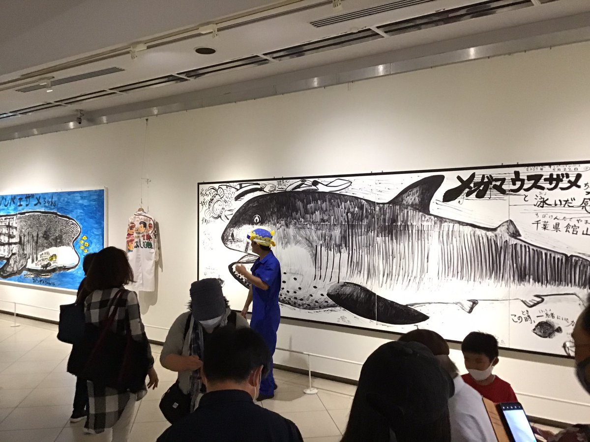 さかなクンが自身の絵画展にお忍びで来館するも カクレクマノミほどにも忍んでいなかったご様子 さかなクンのギョ苦楽展 Togetter さかなクンが自身の絵画展にお忍びで来館するも カクレクマノミほどにも忍んでいなかったご様子 さかなクンのギョ苦楽展 Togetter