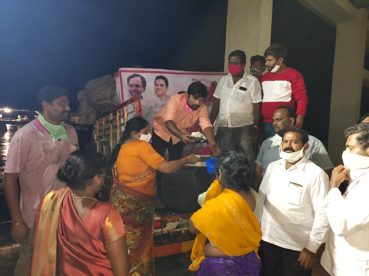 HARIPRIYAMLA1's tweet photo. గోదావరి వరదల్లో చిక్కుకున్న 1000 కుటుంబాలకు ఆహారం పంపిణి చేయడం జరిగింది. https://t.co/K1DamoolPp