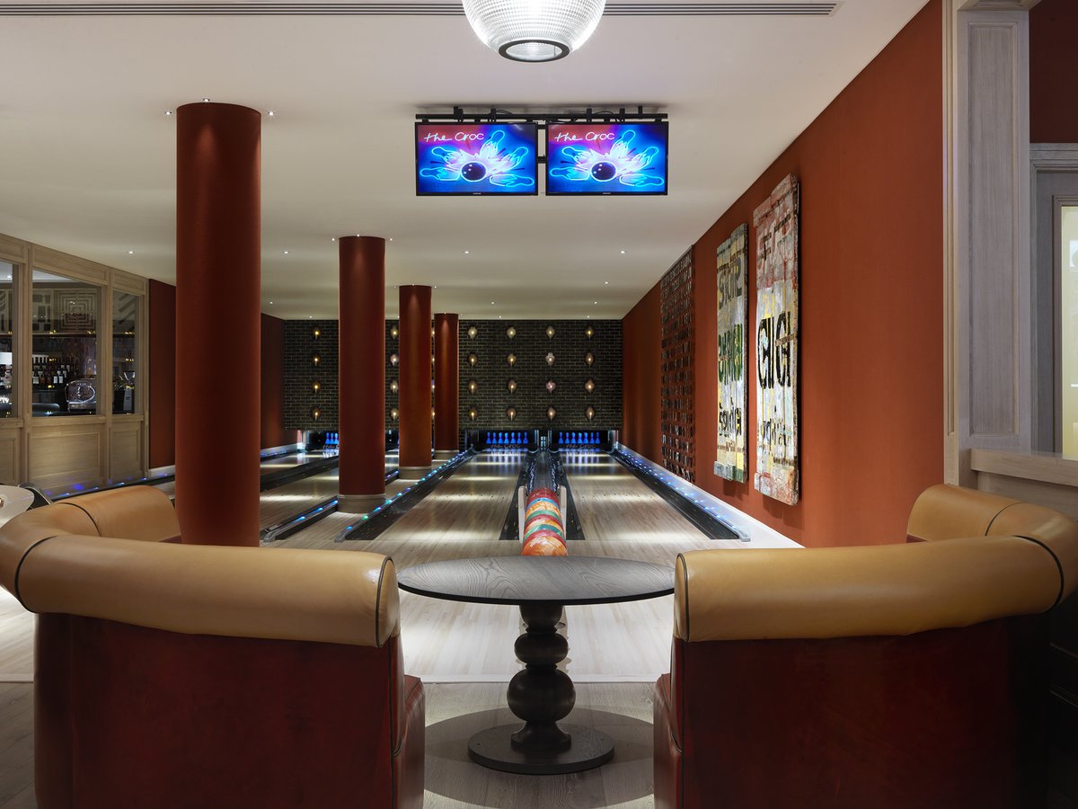 Ham_Yard's tweet image. The Croc #Bowling Alley at #HamYardHotel in #London has re-opened! Aim for a strike in the original 1950's #bowlingalley, with a stylish lounge, bar and original artwork. From £20 per person for two lanes for one hour . ow.ly/XPDR50B3e6i…/ha…/the-croc-bowling-alley/