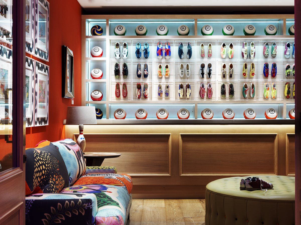 Ham_Yard's tweet image. The Croc #Bowling Alley at #HamYardHotel in #London has re-opened! Aim for a strike in the original 1950's #bowlingalley, with a stylish lounge, bar and original artwork. From £20 per person for two lanes for one hour . ow.ly/XPDR50B3e6i…/ha…/the-croc-bowling-alley/