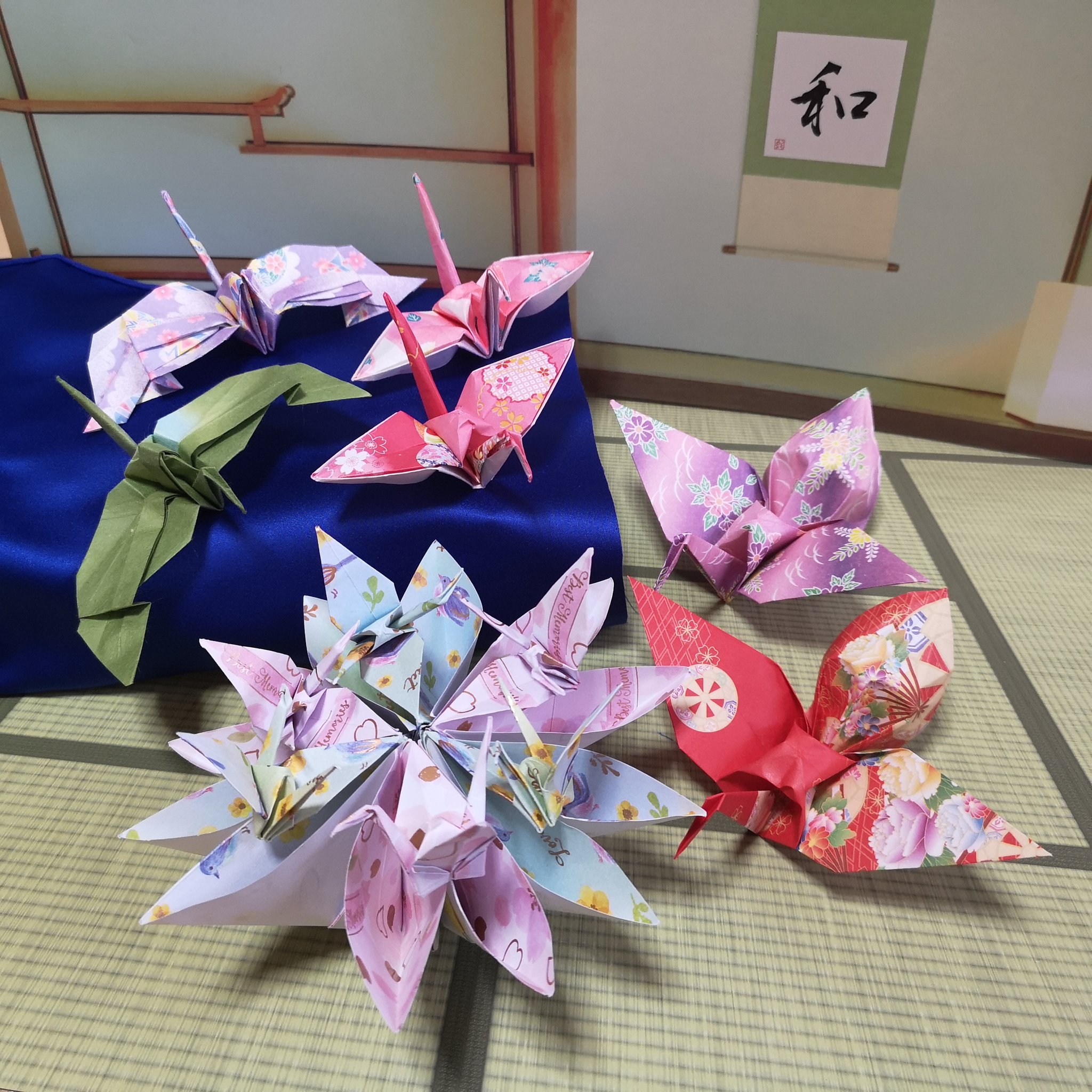 みく Ailaww ありがとうございます 普通に作ったんじゃつまらないなぁ と調べてみたら色んなの出て来た 基本の鶴が作れれば 今回私が作った物は全てが作れますよ この子 思いの外可愛かったです 翼がふっくらしてるの 普通の半分くらいの大き