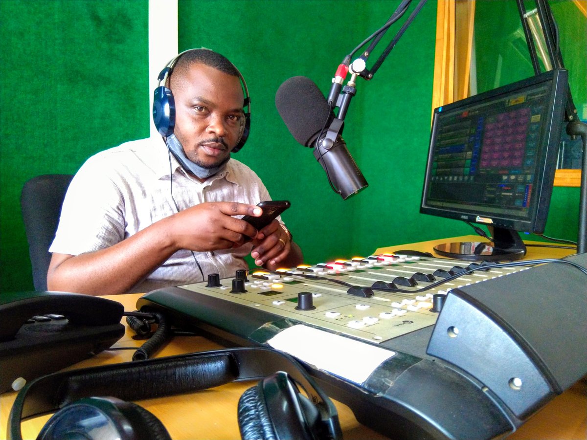 radiowestug's tweet photo. #SelectionYaawe na @kkanyesigye1
#SeniorDriver akuterere kaahi?
#Muhumuza
#RadioWestAt21 https://t.co/KyDu4SocOp