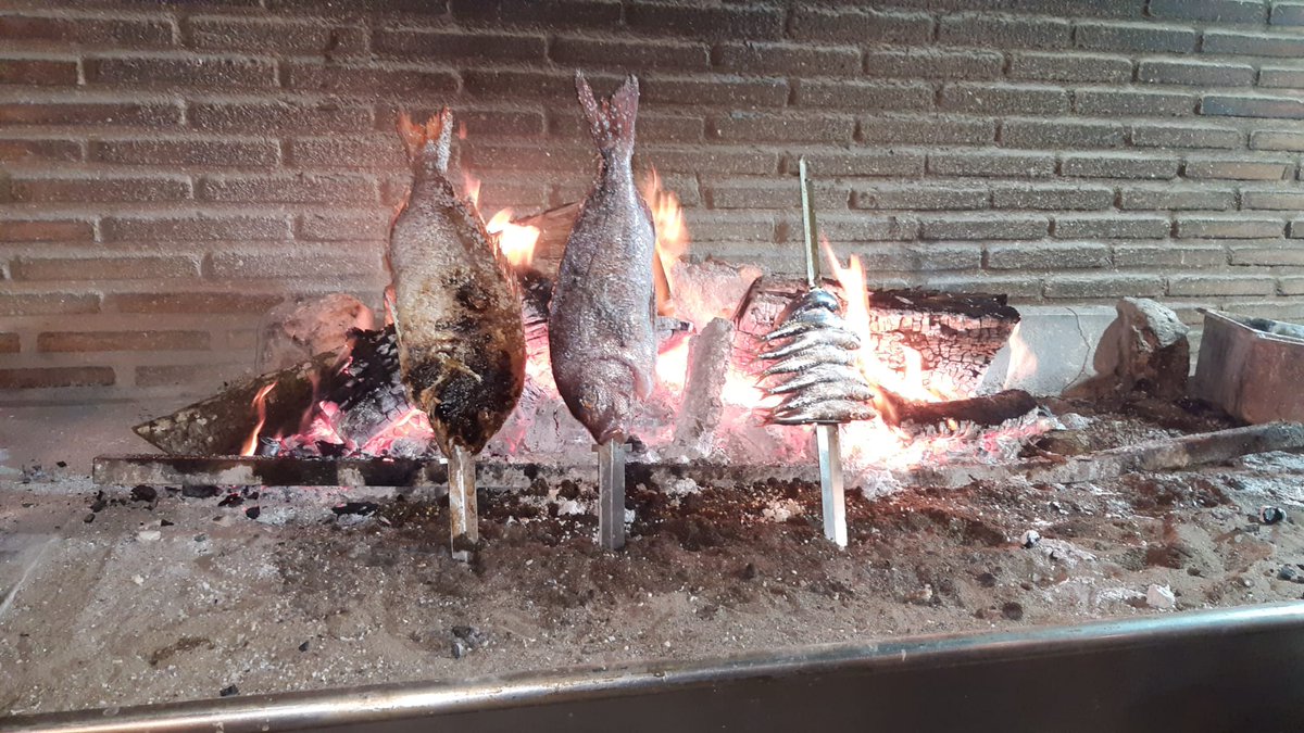 grupolapesquera's tweet photo. En La Pesquera nos encantan los espetos, ¿y a ti?

#lapesquera #espetos #espetero #sardinas #fuego #restaurante #comida https://t.co/EY2Y7bcUUv