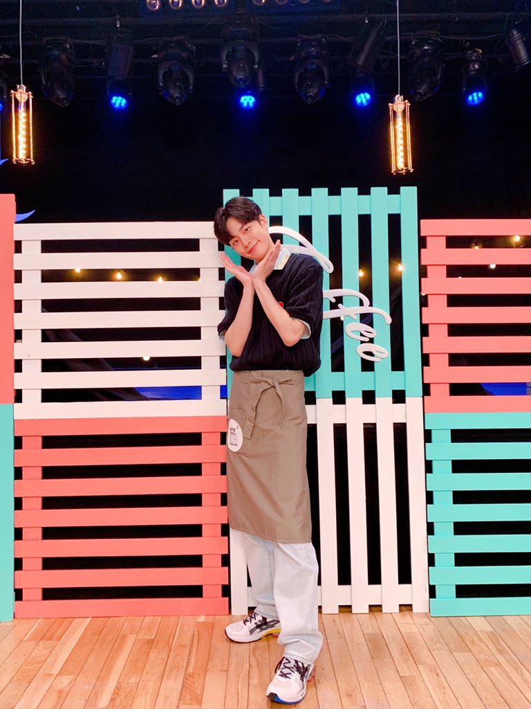 [📢] #아이돌다방 시즌3 7회 방송 안내 <a href="/idoldabang/">아이돌다방</a>
 
잠시 후 6시, #Seezn 앱에서 #돌다방 작은 선호사장님을 만나보세요!💛
방송 전 꽃내음 나는 선호 사진 살짝 두고 갑니다☺️🌻

#유선호 #YOO_SEONHO