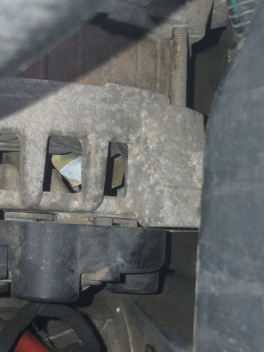 MAYANKSURI14's tweet photo. @RenaultIndia Here is how fraud is happening at Renault service stations. My vehicle broke down and it was taken to MG Chariot, Lucknow for repair. It was diagnosed that the alternator was faulty and was replaced. I was billed for a new part but they installed an used and old one. Speechless! https://t.co/DsGuxnQzEA