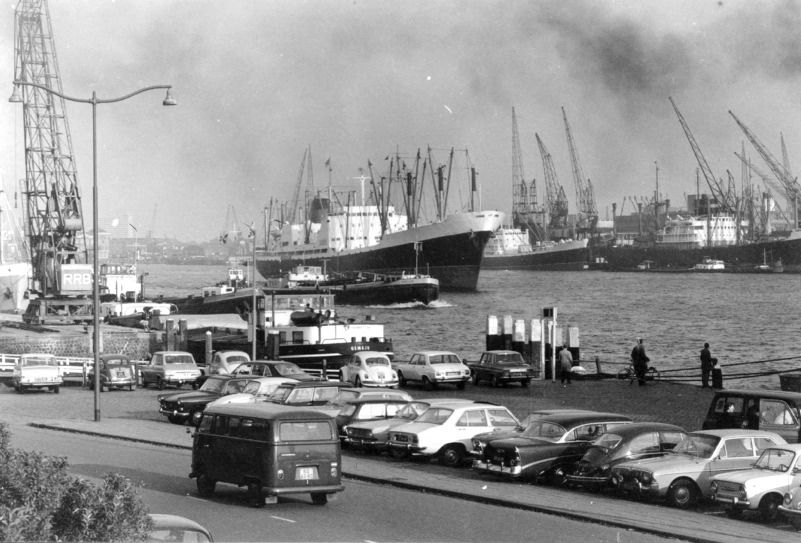 Rotterdamvntoen's tweet photo. De Nieuwe Maas ter hoogte van de Parkkade, juni 1969. De fotograaf is Lex de Herder en de foto komt uit het @stadsarchief010 https://t.co/UeshSgXieL