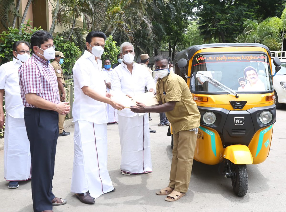arivalayam's tweet photo. கழக தலைவர் @mkstalin அவர்கள், கொரோனா ஊரடங்கில் வருவாய் இழந்த வேதனையில், ஆட்டோவை தீயிட்டுக் கொளுத்திய சென்னை அயனாவரத்தை சேர்ந்த திரு. தாண்டமுத்துவை நேரில் வரவழைத்து, புதிய ஆட்டோ வழங்கினார்.

உடன்: திரு. @Dayanidhi_Maran MP மற்றும் திரு. @PKSekarbabu MLA.

#மக்களுடன்_ஸ்டாலின் https://t.co/aPLGWzlyEF
