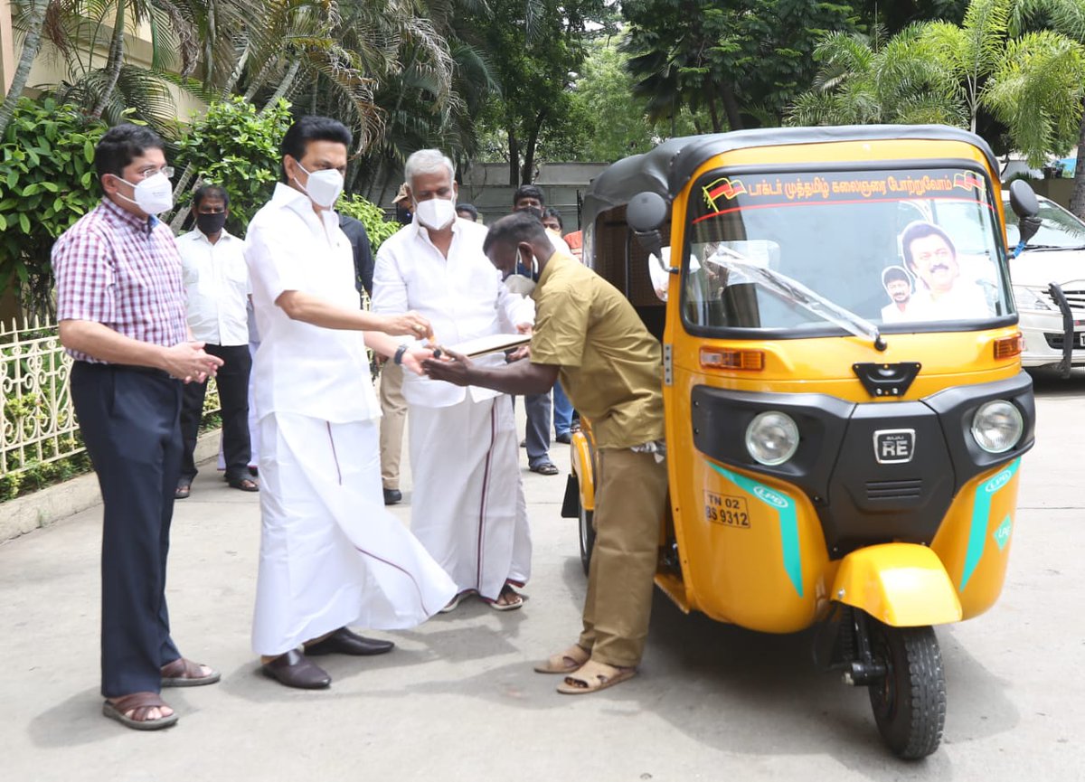 arivalayam's tweet photo. கழக தலைவர் @mkstalin அவர்கள், கொரோனா ஊரடங்கில் வருவாய் இழந்த வேதனையில், ஆட்டோவை தீயிட்டுக் கொளுத்திய சென்னை அயனாவரத்தை சேர்ந்த திரு. தாண்டமுத்துவை நேரில் வரவழைத்து, புதிய ஆட்டோ வழங்கினார்.

உடன்: திரு. @Dayanidhi_Maran MP மற்றும் திரு. @PKSekarbabu MLA.

#மக்களுடன்_ஸ்டாலின் https://t.co/aPLGWzlyEF