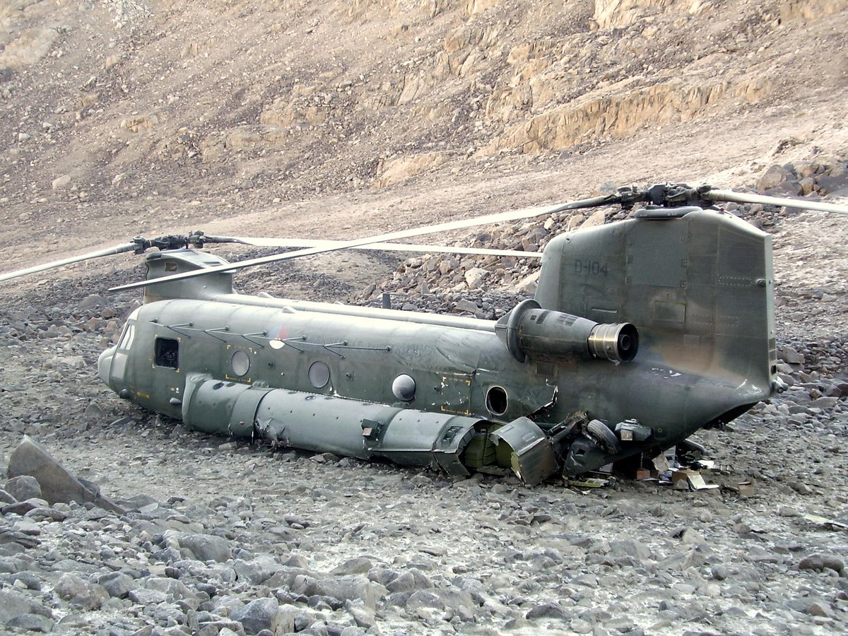 TheDeadDistrict's tweet photo. In 2005 a #DutchAirForce #Chinook (D-104) made a crash landing in the Hindu Kush mountains of #Afghanistan. No fatalities. The aircraft was destroyed after vital parts were removed. https://t.co/v7BGKLA7Jt