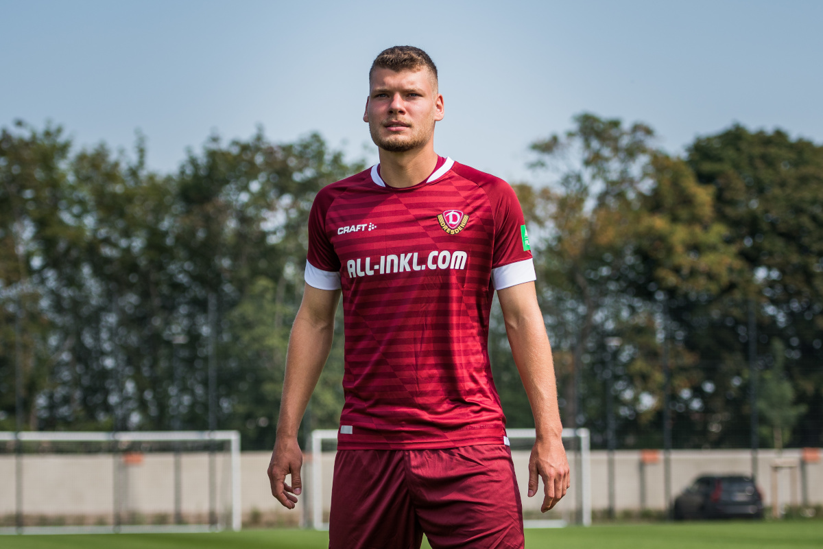 DynamoDresden's tweet photo. "Es macht mich unglaublich stolz." — Herzlichen Glückwunsch, lieber "Ehle". 🥈 Kevin #Ehlers erhält Fritz-Walter-Medaille. DFB zeichnet 19-Jährigen mit Silber aus. 👉 Weitere Infos: https://t.co/GUr0di4UUs #sgd1953 https://t.co/uD6MZJR23D