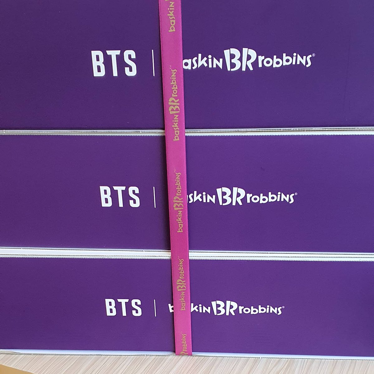 dannyoppakpop's tweet photo. Yes got it+!
Bts x baskin special spoon!
#btsxbaskin #btsspoon
#휠라 #방탄소년단
#RM #Jin #SUGA #jhope
#Jimin #V #JungKook #FILA
#BTS #LOVE_YOURSELF_Collection https://t.co/je9r9ucMVd