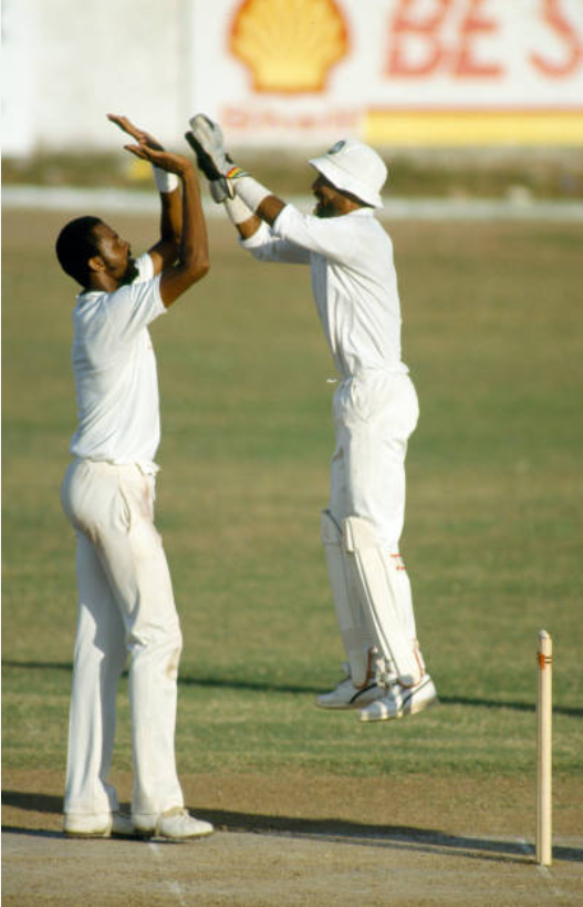 Jeff Dujon has jumped quite a bit. Yet, his hands aren't gonna be able to give the perfect high five that Walsh's are waiting for. Just imagine how many successful high fives Dujon managed in this team of giants?