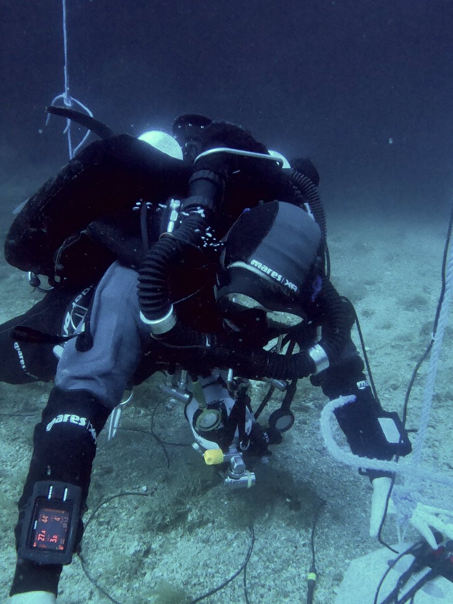 Underwater operations for hydrophones positioning. A joint research by #lecob,  @CHORUSacoustics and @parco5terre to study the #soundscape of the 5 Terre #mpa. 

#ecoacoustics #gorgonianforest #manarola #rebreather #marinescience #ecology 
#scientificdiving