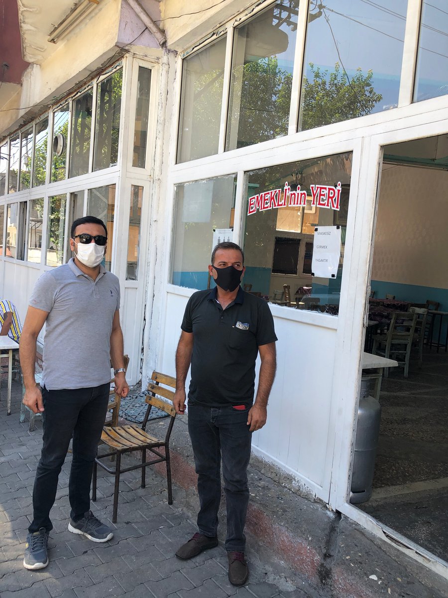 KibrisOrtaokulu's tweet photo. Girne mahallesinde Kıbrıs İlk/Ortaokulu koordinatörlüğünde Salgın Denetim Ekibi olarak iş yeri ve vatandaşlarımızı Covid-19 konusunda alınabilecek önlemler hakkında  bilgilendirdik.
@gul_davut @KalayliOmer @yasintepe @yagcimehmet27 @FatmaSahin 

#BirlikteYeneceğizŞehitkamil https://t.co/bTvWMqnDbB