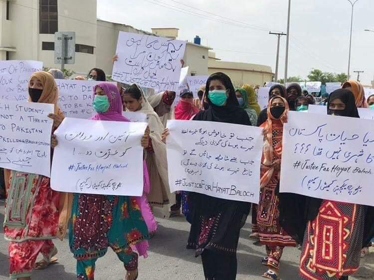 MahrangBaloch_'s tweet photo. آئین اور عدالت کو عزت دو ،ہمارے ہر قتل کے بعد بھی یہی مطالبہ رہتا ہے مگر جس ملک میں آئین ایک کاغذ کے ٹکڑے سے زیادہ حیثیت نہیں رکھتا ہو جہاں عدالتیں ریاستی رٹ کو دوام بخشنے کیلیے کام کرے وہاں انصاف میسر نہیں ہوسکتا۔
#JusticeForHayatBaloch https://t.co/0J6yVB95S0