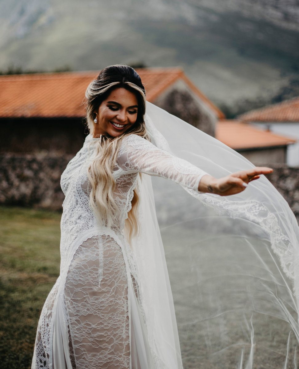 Graceloveslace's tweet photo. Our beautiful Spanish #GLLBride @kekamartineztv shared her not so traditional wedding album yesterday wearing our iconic INCA gown and FREDERIKE veil. 

Try her on in one of our 11 global showrooms {USA 🇺🇸 UK 🇬🇧 AUS 🇦🇺} or shop online now https://t.co/xo0Ub0GBUB⁠ ⁠ https://t.co/W28THAYNiN