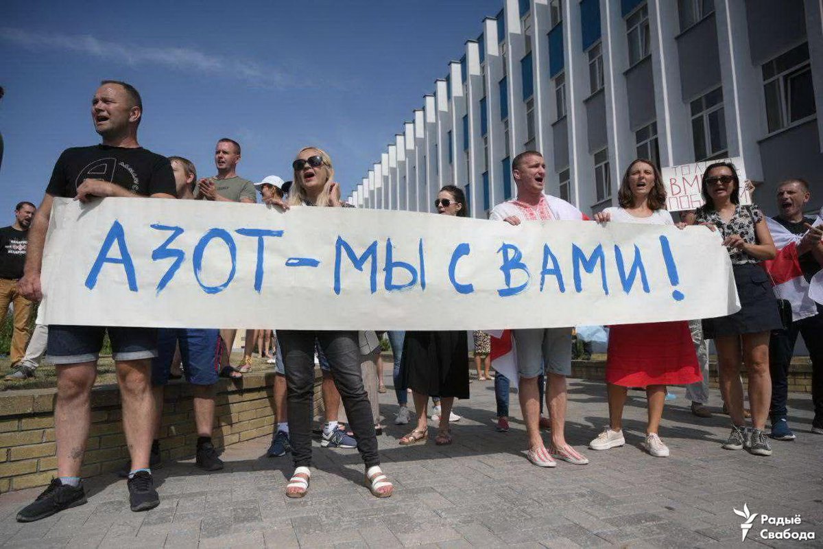 franakviacorka's tweet image. Hrodna. Thousands of workers of Hrodna-Azot and their supporters protest in support of the nation-wide strike. Locals came to support the workers, the pizzeria brought free pizza.