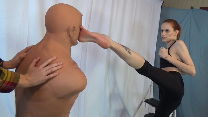 Give Thanks!  We should all be grateful that Kimberly Jay (5'10", size 9) demonstrates the power of her