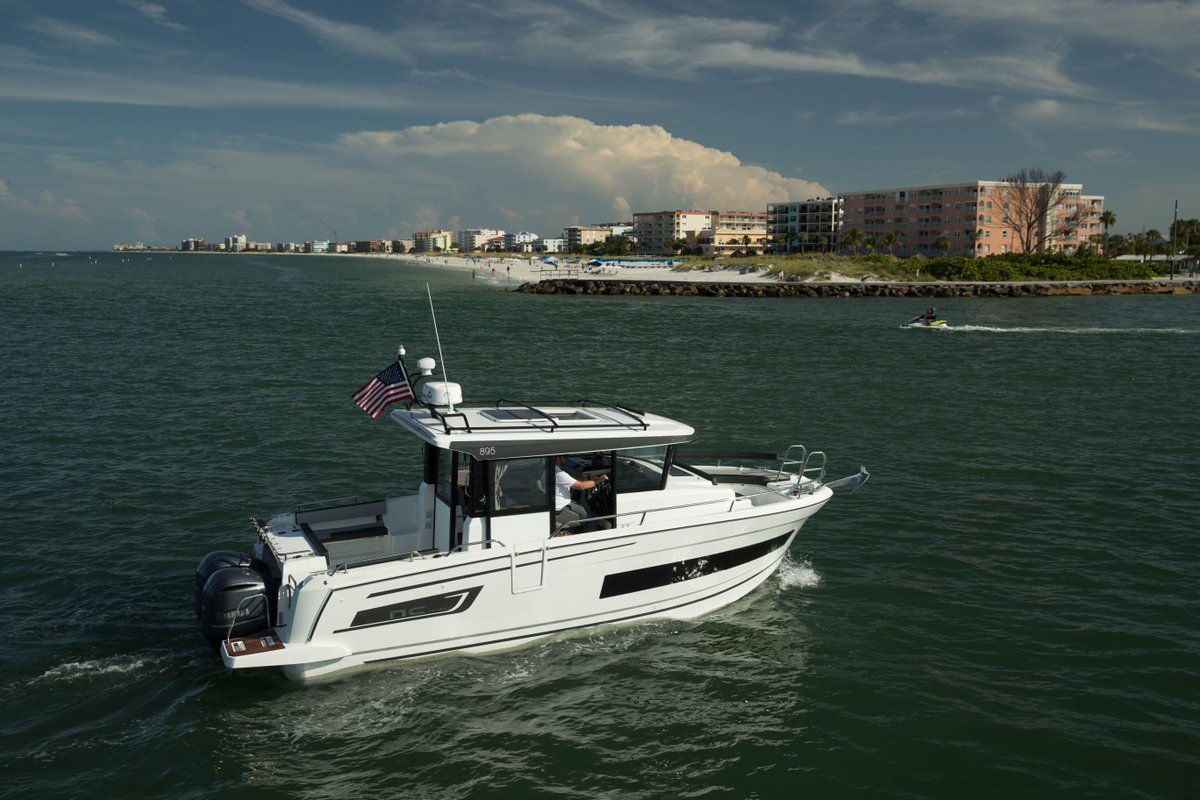 JeanneauAmerica's tweet image. At 30 feet, the NC 895 Sport is a true all-weather explorer suited for the cool weather of the Pacific Northwest as it is for the steamy weather of Florida. 🤩 bit.ly/3bg6C6M #weekendboating #jeanneau #nc895sport #familyboating #jeanneau895sport #jeanneaulife