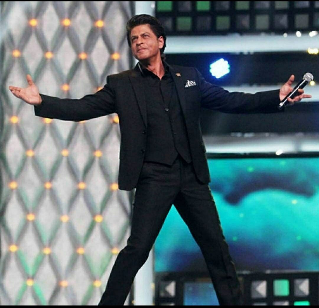2. Shah Rukh Khan :I never smell,because I keep my arms up