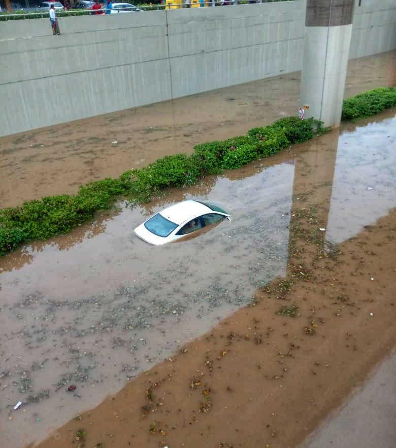 IndiaAheadNews's tweet photo. Heavy rains cause havoc in Delhi-NCR with many areas experiencing flooding and massive traffic jams since morning

#DelhiRains #NCRRains https://t.co/RMMUzQp4Bf