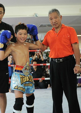 fight_and_life's tweet photo. 【新刊告知】Fight&amp;Life vol.80
那須川天心 進化への道　～天心が行く～第2弾：藤原敏男

那須川天心×藤原敏男
キックの“天才”と“神様”が再会

発売は8月24日(月）
ご購入はhttps://t.co/ypo3Pr3FqC

#那須川天心　#RISE　#RIZIN https://t.co/Wg9dPe3XK2