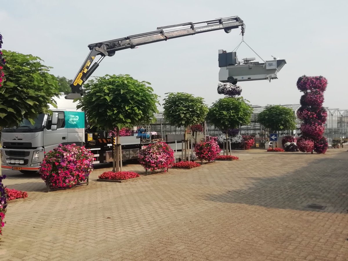 MartinStolzeBV's tweet photo. Onze chauffeur zet de gehuurde oppotmachine neer waar de klant hem wil hebben. Alle drie de vrachtwagens zijn uitgevoerd met een kraan, ideaal bij het laden en lossen van zware machines en volle bokken transportbanden.
#verhuur #transport #tuinbouw #oppotten #oppotmachine https://t.co/j3c2CnTYdc