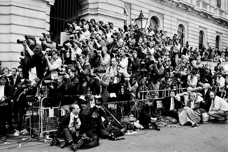 To celebrate #WorldPhotographyDay here’s a flashback to Fleet Streets finest in action as newly elected Tony Blair arrives in Downing Street on 2nd May, 1997. #downingstreet #tonyblair #photographers ⁦@GettyArchive⁩ ⁦@CanonUKandIE⁩ ⁦@UKNikon⁩ #happydays