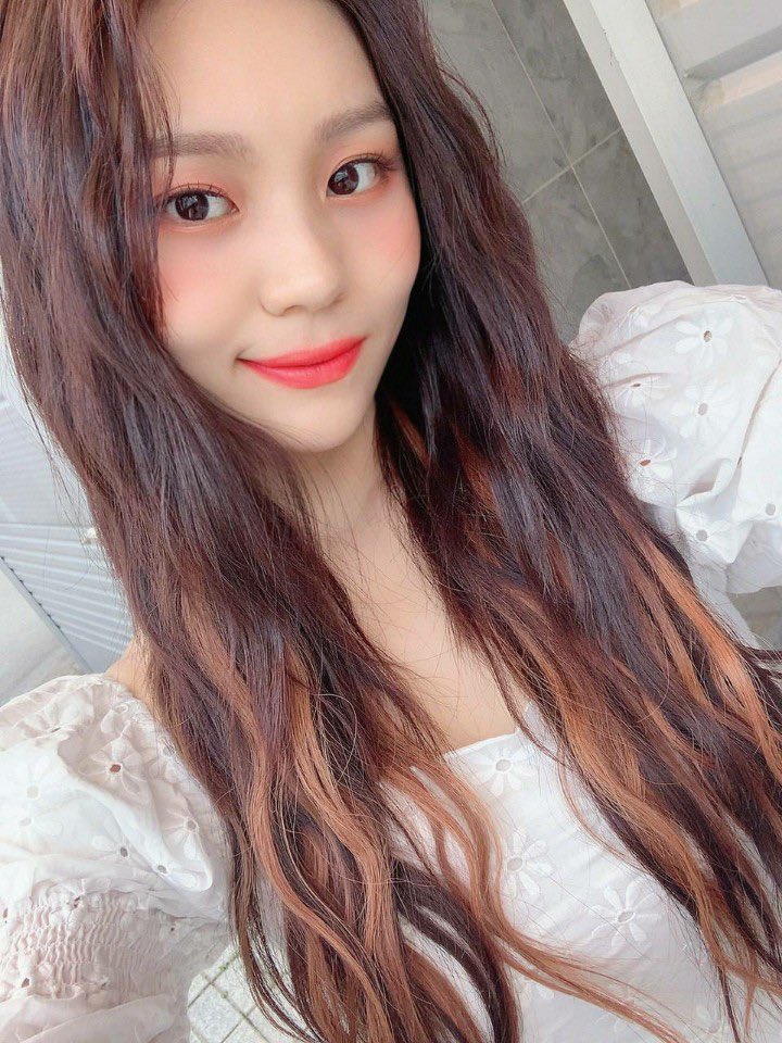 GFRIEND_moe's tweet photo. お誕生日おめでとー！🎉🎂

頑張り屋さんなオムジちゃん！

私のお兄ちゃんと同い歳と思えないくらい心が綺麗すぎてたまに泣きそうになります。

これからもがんばれ！

私もオムジちゃん見習ってダイエットがんばります

#happyUMJIday https://t.co/ZMNFiZ05fF