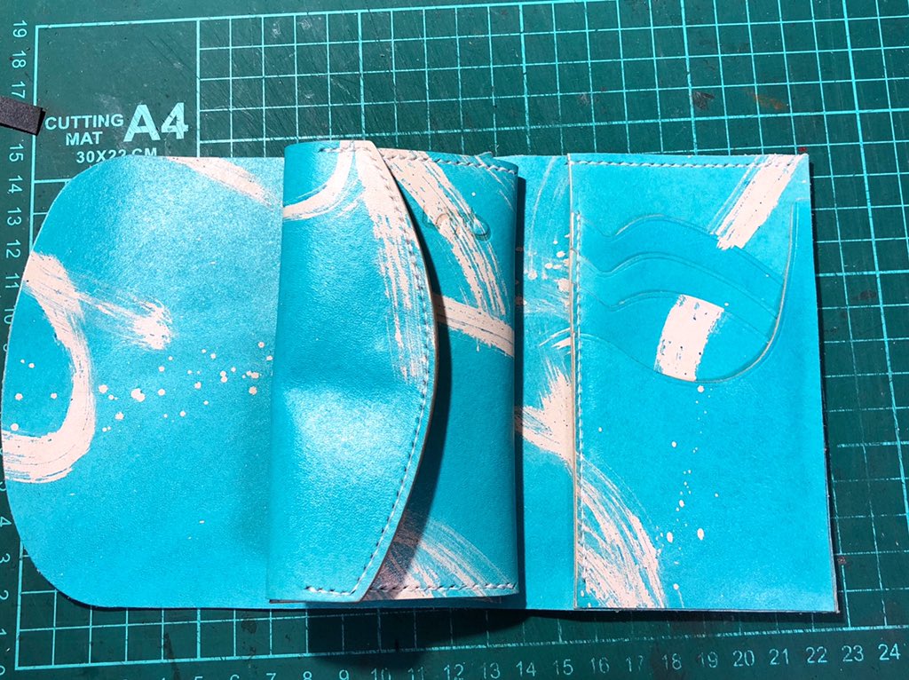 Ochameworks510's tweet photo. Middle wallet（Rakugaki_sky blue）
製作途中〜内装ほぼ完成

#Ochameworks510 #leather  #netshop #wallet #fashion #brand #original #order #bespoke #革小物 #レザー #手縫い #革細工 #革製品 #leatheritem  #leathergoods #染色 #rakugaki染色 #japan #財布  #middlewallet #skyblue https://t.co/hwbgklui2m