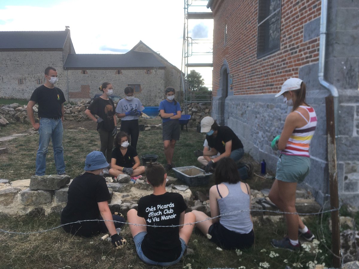 Autre région, autre chantier : des jeunes du Club participent à la restauration du mur d'enceinte en pierre de la #chapelle de Dourlers, dans le #Nord 😊
.
#patrimoine #chantier #educationpopulaire #educpop #chantierjeune #restauration  #jeune #jeunes #ados #vacances #association