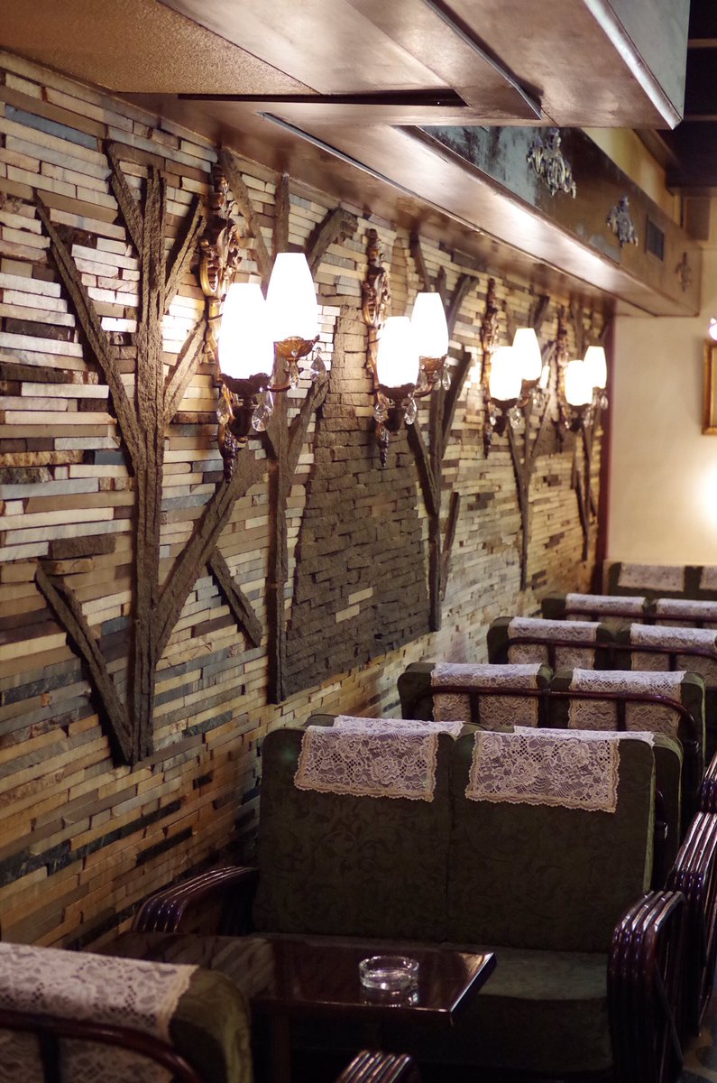 Qp 古城 上野 なんだろうここは 古い時代のゴージャスさが満載されていて この喫茶店にいると何か混乱してくる ステンドグラスの下は小ステージになっていて なぜかエレクトーンが置かれている 壁にかけられた黄金のスフィンクス 流れている音楽も