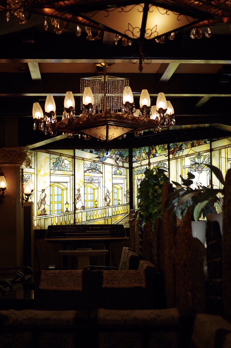 Qp 古城 上野 なんだろうここは 古い時代のゴージャスさが満載されていて この喫茶店にいると何か混乱してくる ステンドグラスの下は小ステージになっていて なぜかエレクトーンが置かれている 壁にかけられた黄金のスフィンクス 流れている音楽も