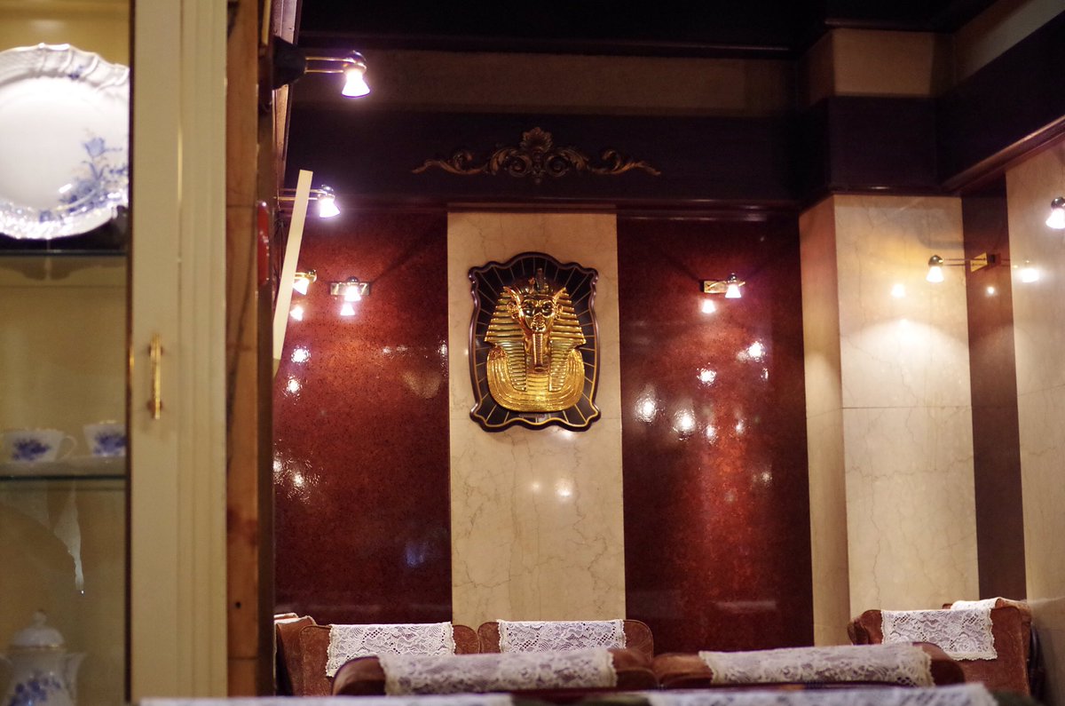 Qp 古城 上野 なんだろうここは 古い時代のゴージャスさが満載されていて この喫茶店にいると何か混乱してくる ステンドグラスの下は小ステージになっていて なぜかエレクトーンが置かれている 壁にかけられた黄金のスフィンクス 流れている音楽も