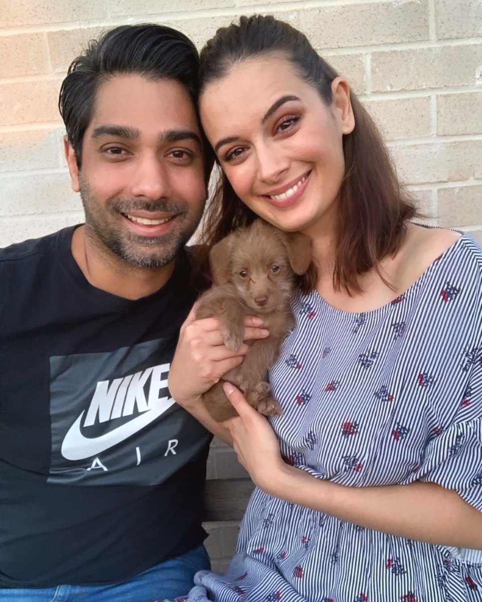 Cute #familypotrait ! 💓

#lovefordogs #puppy #evelynsharma