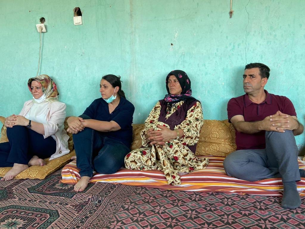 Devlet görevlisinin tecavüzü sonucu intihar eden genç kadının cenazesi saatlerce aileye verilmedi,avukat otopsiye alınmadı.Herkes  cezalandırıldı ama tecavüzcü halen serbest ve korunuyor. Siz,annenin acısının,gözyaşlarının hesabını vermeden,biz susmayacağız #MusaOrhanTutuklansın