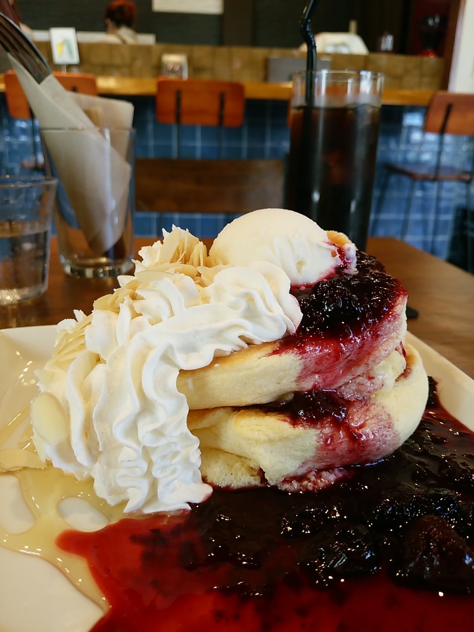 Toshi Pancakes パンケーキ スイーツ 東京パンケーキ神7店 ルタンカルム 亀有 ふわっふわで厚めの大きなパンケーキ レギュラーメニューのベリーのパンケーキが特におすすめです しかも1 000円という価格でお値段もリーズナブルです パン