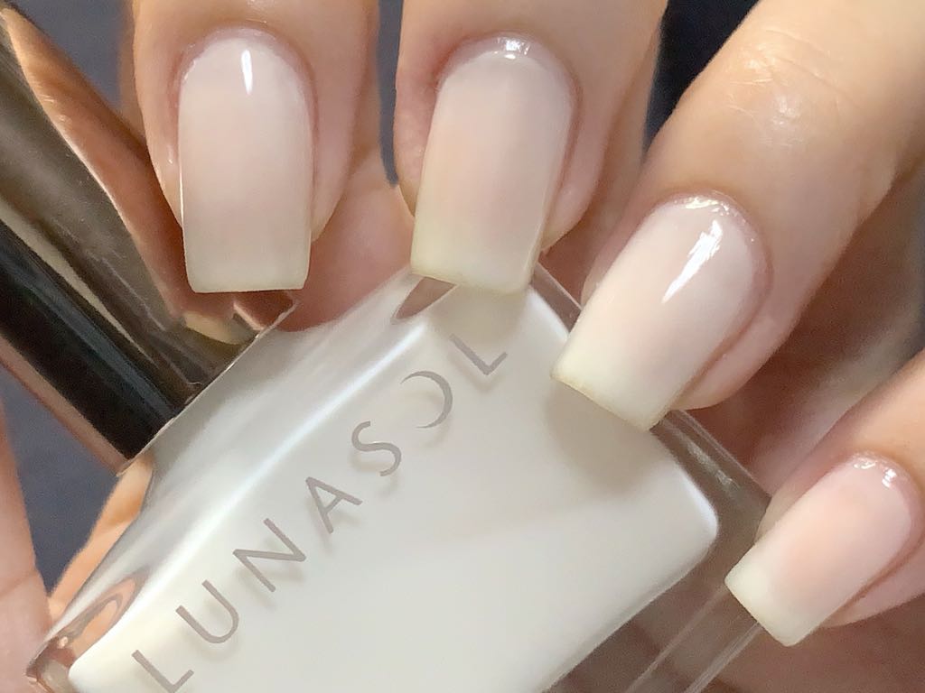 もも Lunasol ネイルポリッシュ 09 デイドリーム 1枚目 1度塗り 2枚目 2度塗り ルナソルの秋コレから王道 ホワイトネイル 上品ですごく使いやすい ここまでしっかり白が出るネイルって意外と珍しいと思ったので 同価格帯のホワイトネイルと比較してみ