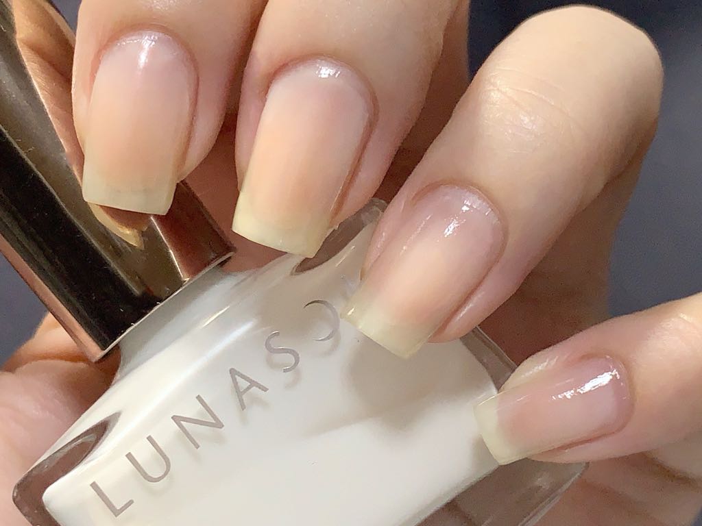 もも Lunasol ネイルポリッシュ 09 デイドリーム 1枚目 1度塗り 2枚目 2度塗り ルナソルの秋コレから王道 ホワイトネイル 上品ですごく使いやすい ここまでしっかり白が出るネイルって意外と珍しいと思ったので 同価格帯のホワイトネイルと比較してみ