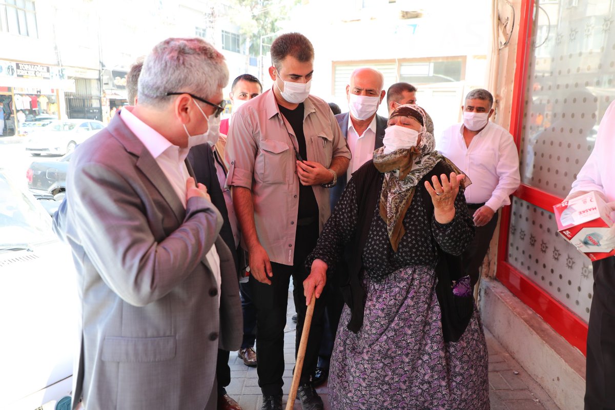 HatayValiligi's tweet photo. Valimiz Rahmi Doğan, Covid-19 salgını ile mücadele de İçişleri Bakanımız Süleyman Soylu'nun talimatları doğrultusunda 81 ilde eş zamanlı olarak yapılan denetimler kapsamında Reyhanlı İlçemizde esnaf ve vatandaşları ziyaret ederek maske takılması konusunda uyarıda bulundu. https://t.co/LpvTPrtYg2