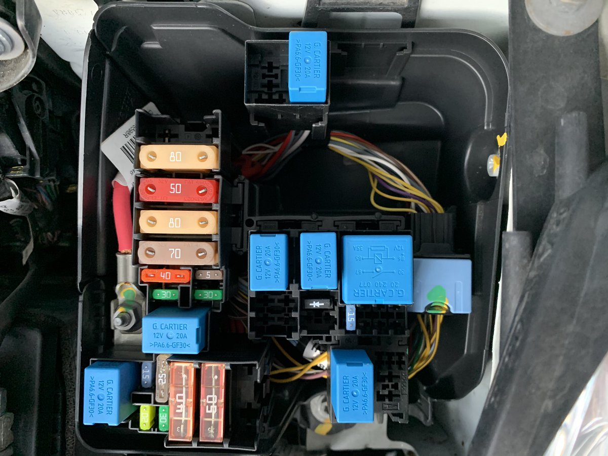 フ兄さん 某フランス野郎車ですが エンジンルームのヒューズ ボックスは素人お断りだからディーラーに行ってね との事で エンジンルームのヒューズ リレーの配置図はどこにも記載されていません