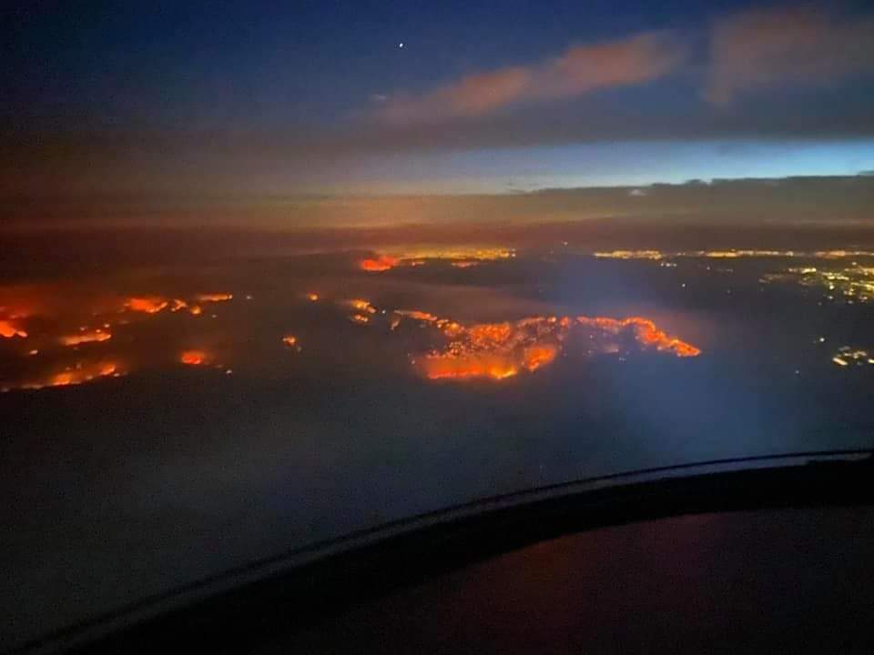 Shiftinthinking's tweet image. A lady took theses photos landing in the bay area tonight.  #CZUAugustLightningComplex #CZULightningComplex 
boulder creek fire
Santa cruz mountains