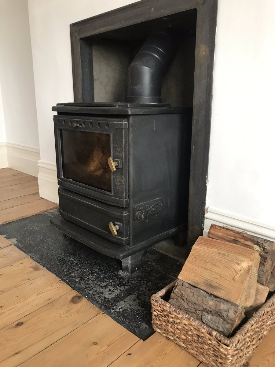 How much would you love to smuggle up in front of this fire in the winter? We can’t wait to find tenants for this beautiful property 😍 #London #londonrentals #Movebubble #zoopla #rightmove