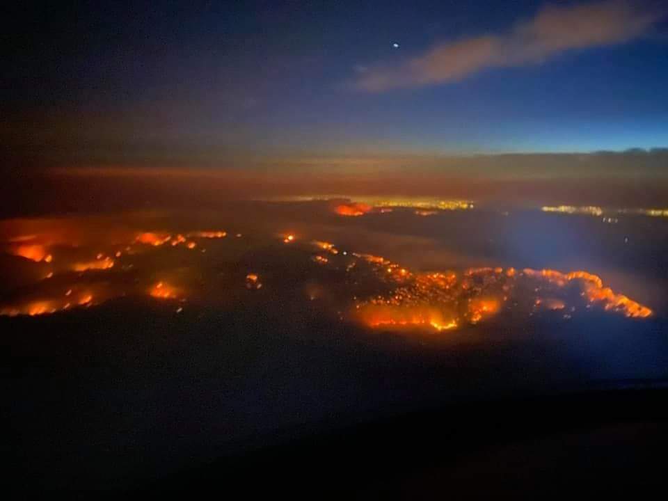 Shiftinthinking's tweet image. A lady took theses photos landing in the bay area tonight.  #CZUAugustLightningComplex #CZULightningComplex 
boulder creek fire
Santa cruz mountains