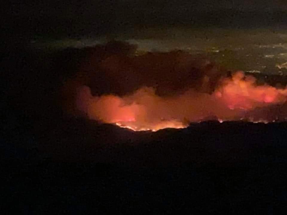 Shiftinthinking's tweet image. A lady took theses photos landing in the bay area tonight.  #CZUAugustLightningComplex #CZULightningComplex 
boulder creek fire
Santa cruz mountains